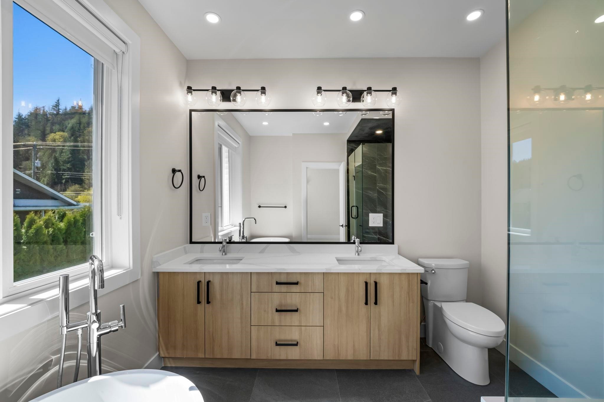 862 Willow Place, Harrison Hot Springs, BC - Indoor Photo Showing Bathroom