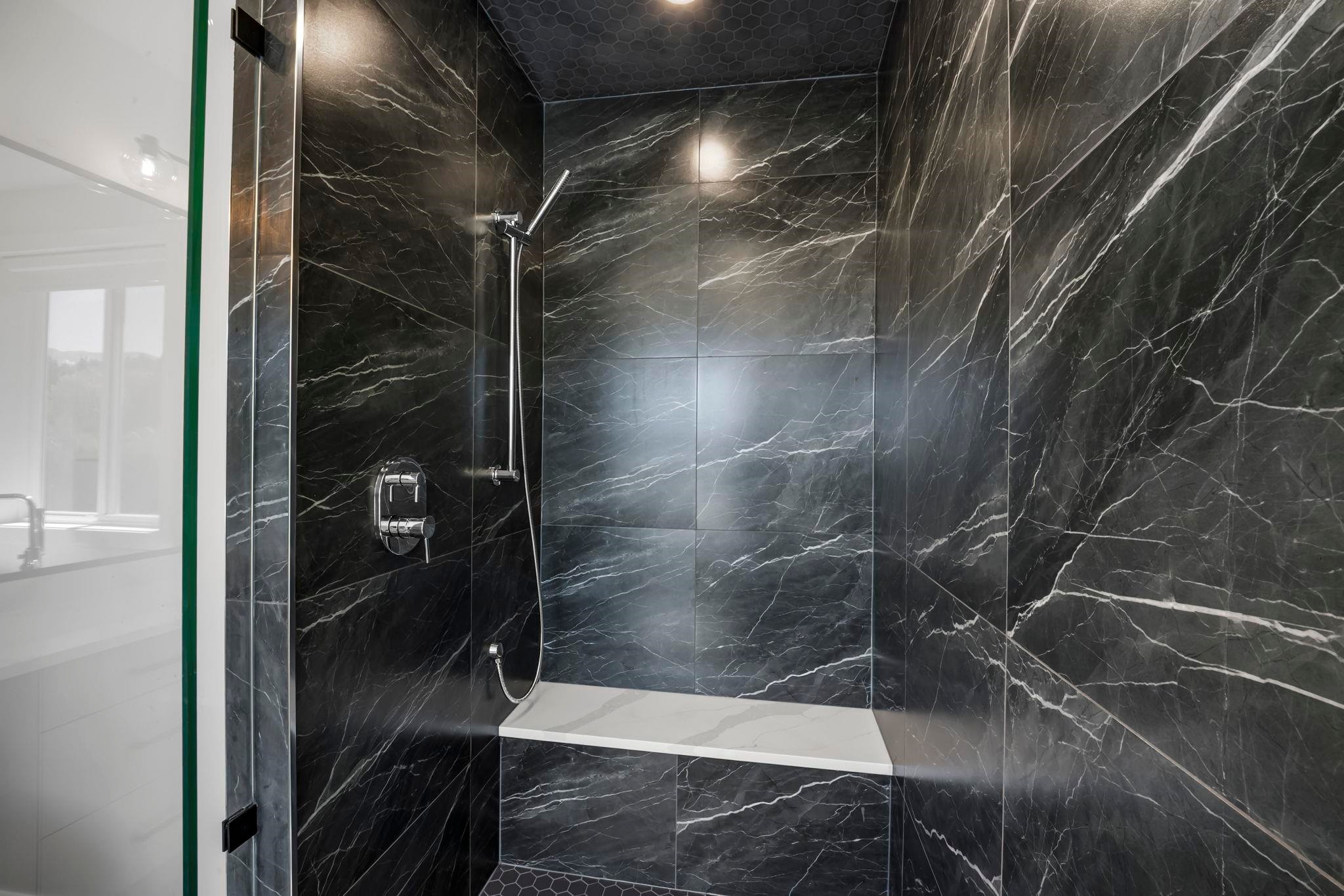 862 Willow Place, Harrison Hot Springs, BC - Indoor Photo Showing Bathroom