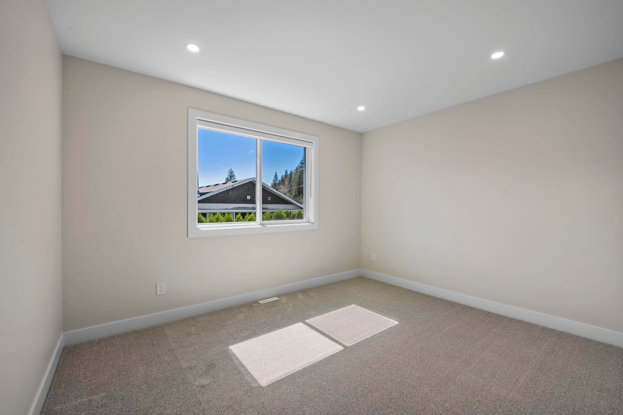862 Willow Place, Harrison Hot Springs, BC - Indoor Photo Showing Other Room