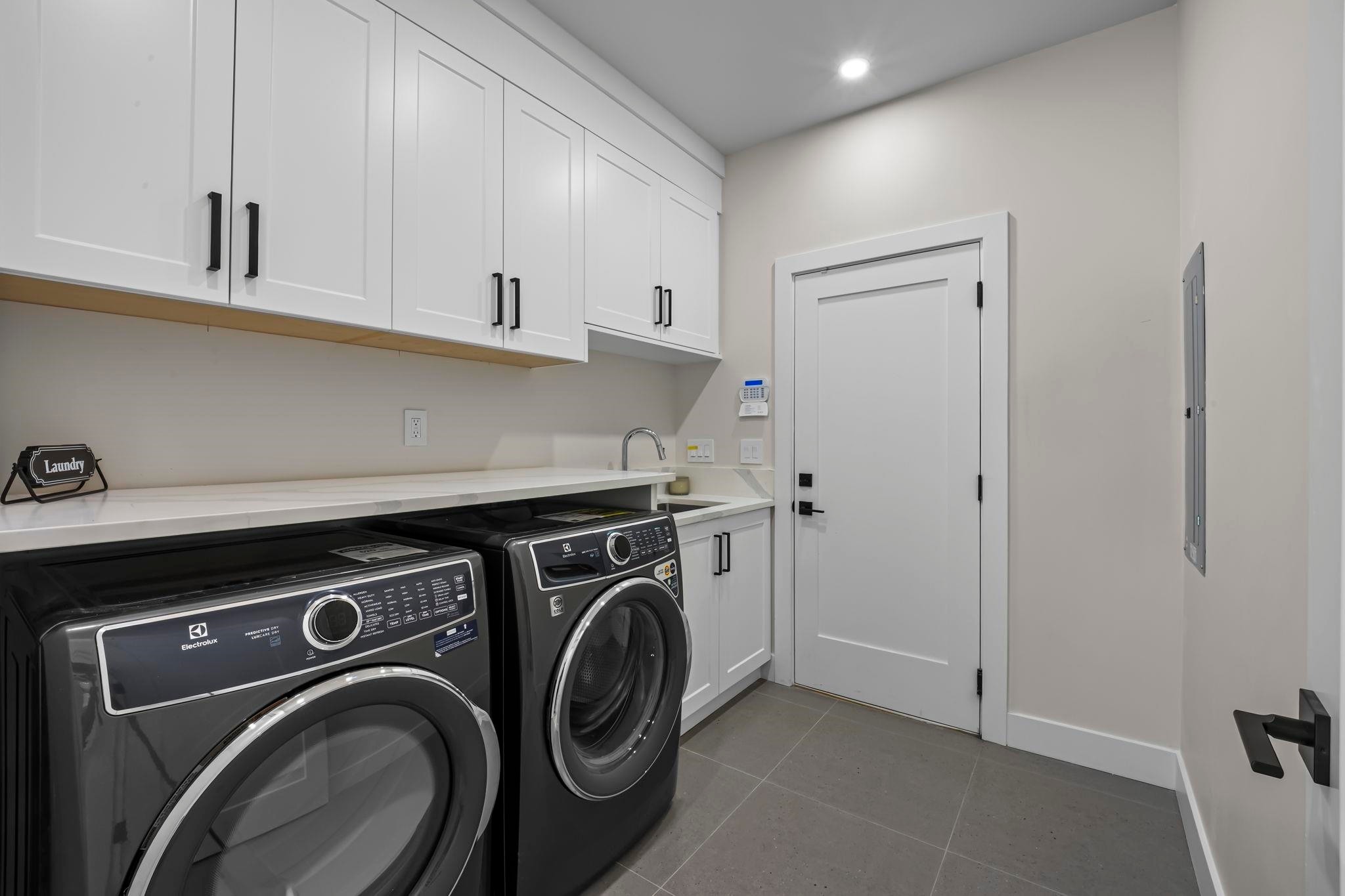 862 Willow Place, Harrison Hot Springs, BC - Indoor Photo Showing Laundry Room