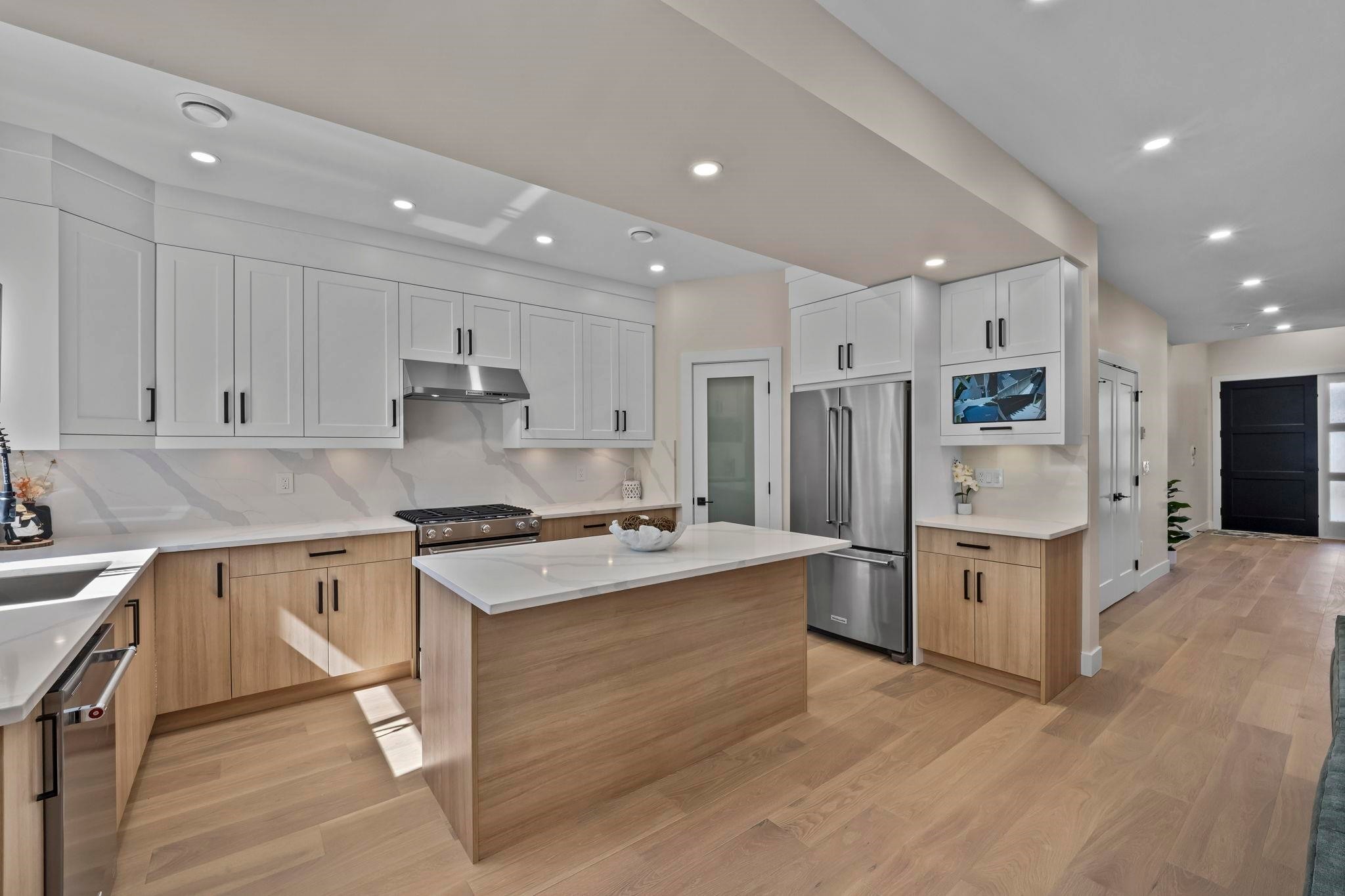 862 Willow Place, Harrison Hot Springs, BC - Indoor Photo Showing Kitchen With Upgraded Kitchen