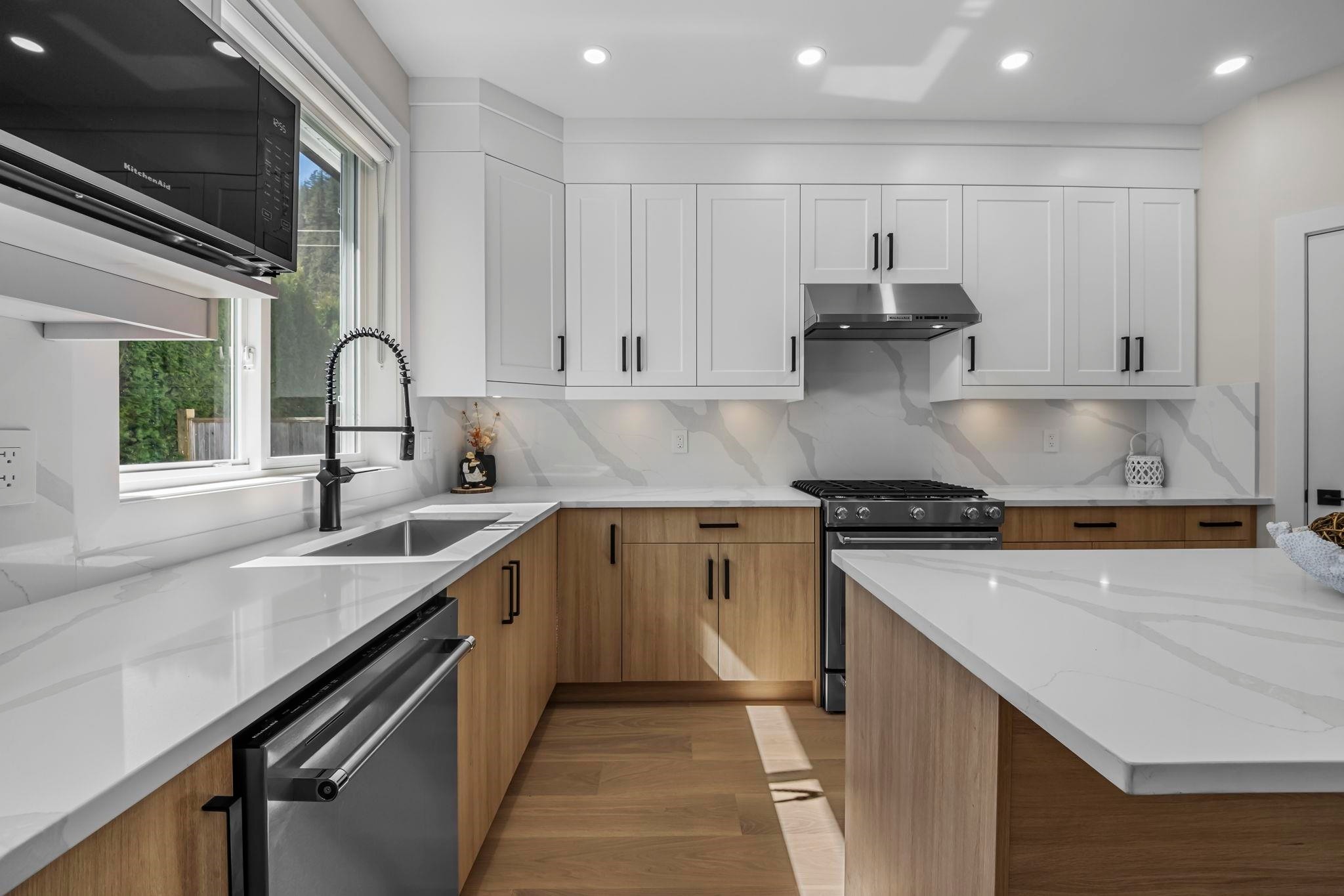 862 Willow Place, Harrison Hot Springs, BC - Indoor Photo Showing Kitchen With Upgraded Kitchen