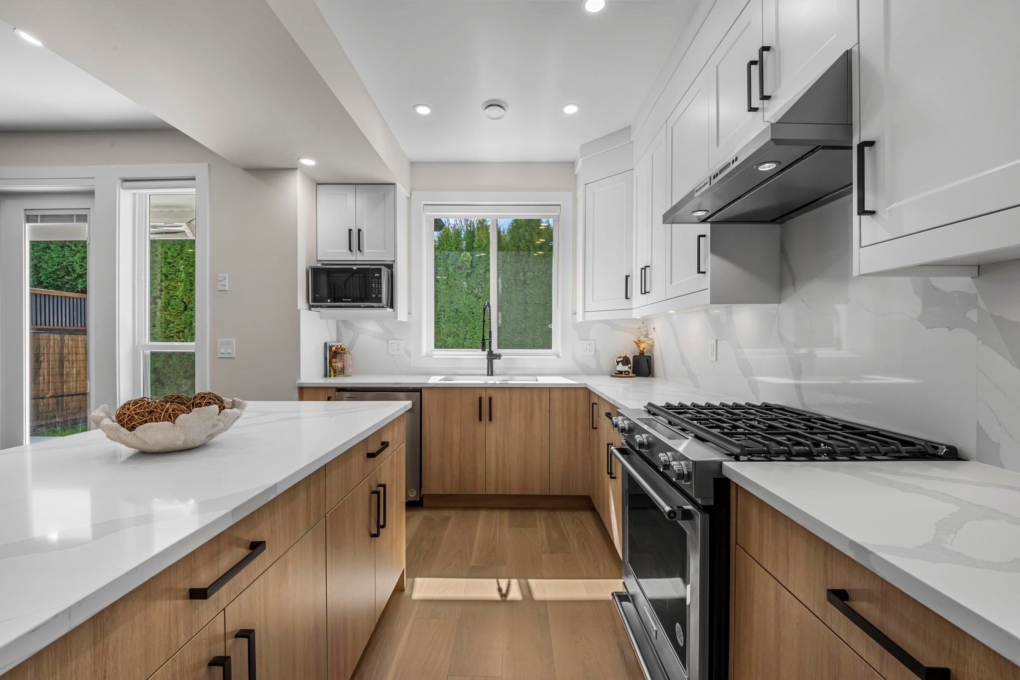 862 Willow Place, Harrison Hot Springs, BC - Indoor Photo Showing Kitchen With Upgraded Kitchen