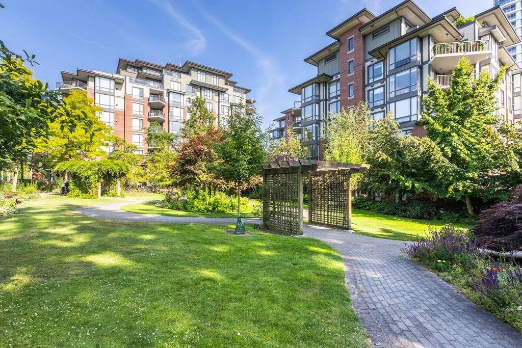 102-15020 North Bluff Road, White Rock, BC