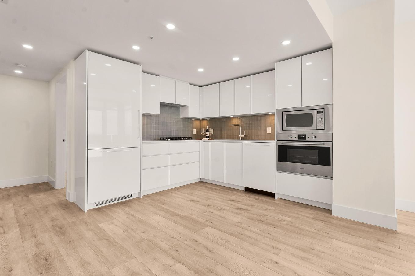 1802-10428 Whalley Boulevard, Surrey, BC