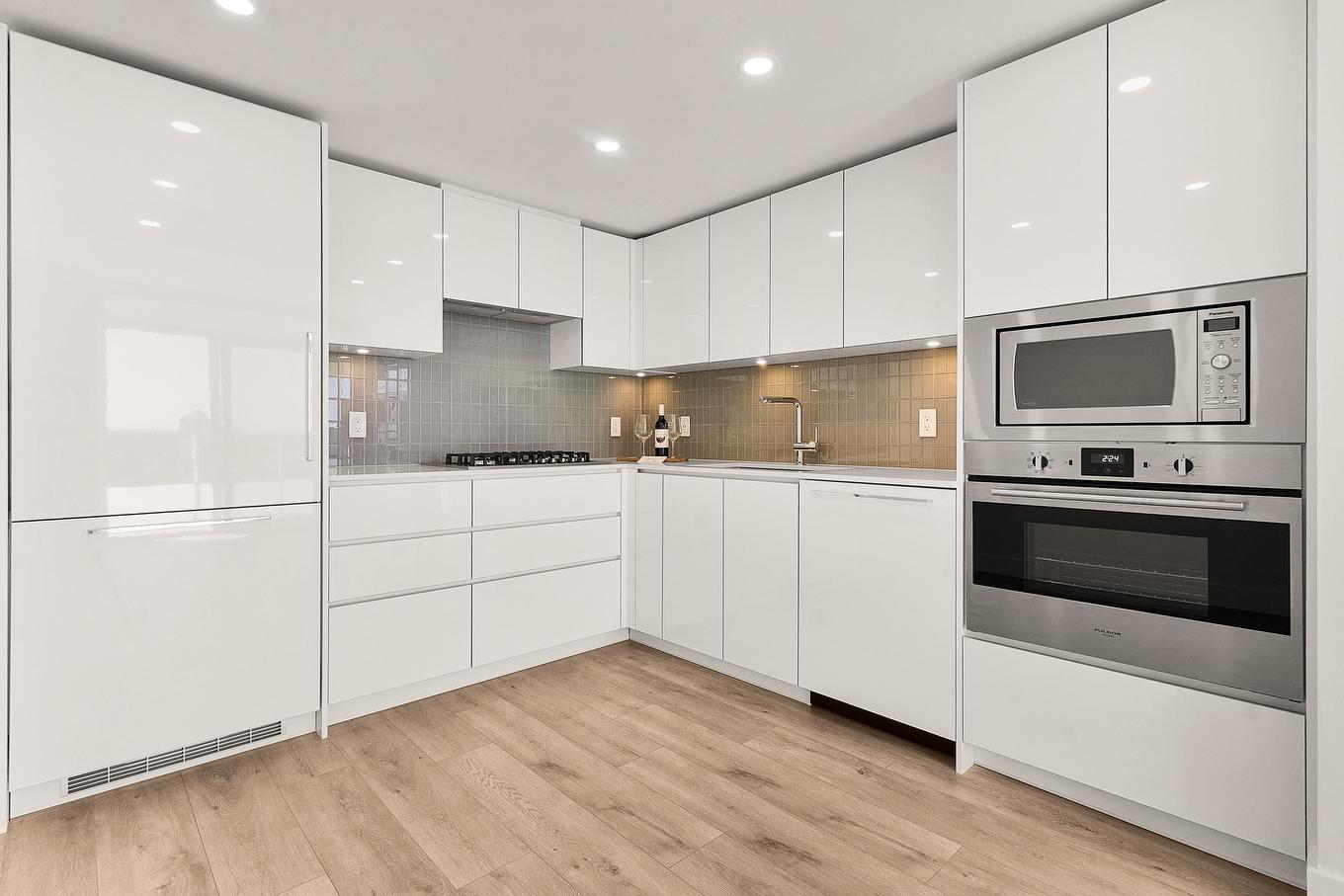 1802-10428 Whalley Boulevard, Surrey, BC