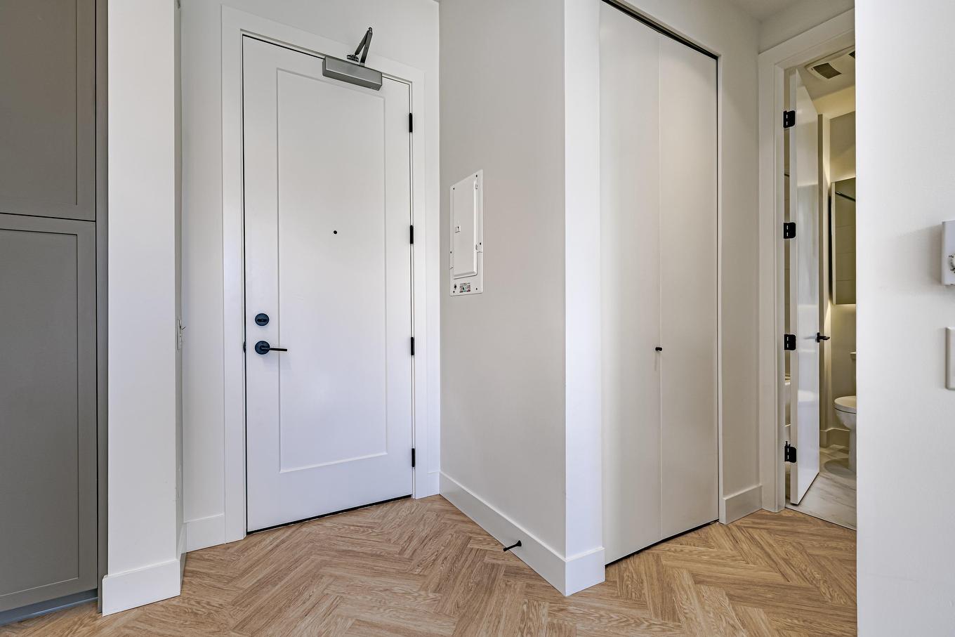 318-13933 105 Boulevard, Surrey, BC