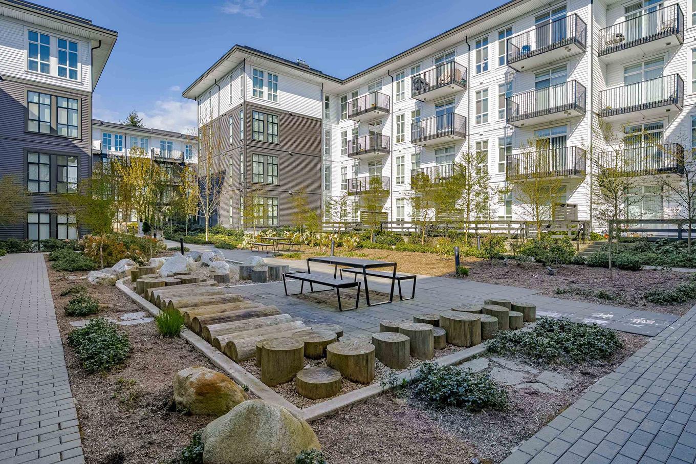 318-13933 105 Boulevard, Surrey, BC