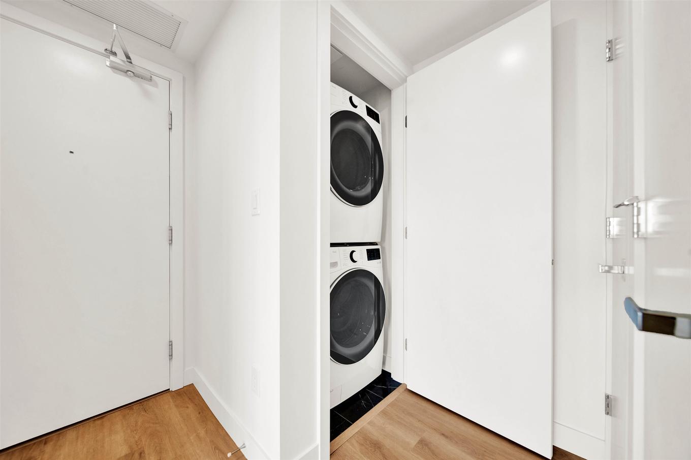 2501-9675 King George Boulevard, Surrey, BC