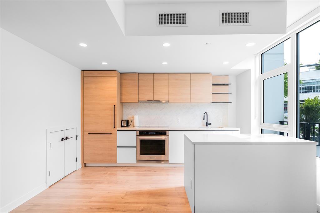 Th1-10448 University Drive, Surrey, BC