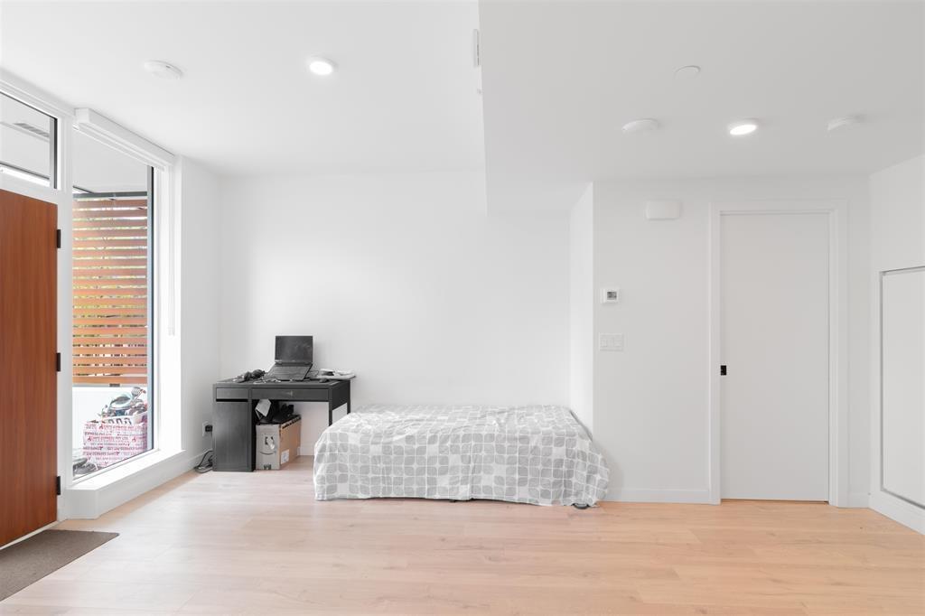 Th1-10448 University Drive, Surrey, BC