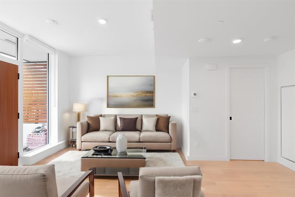 Th1-10448 University Drive, Surrey, BC