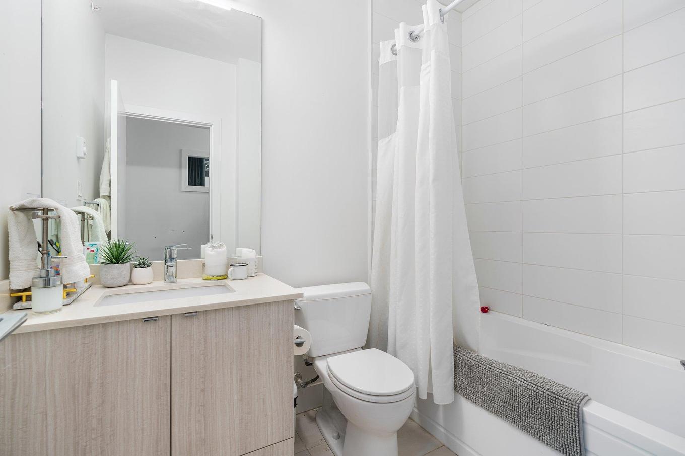 410-6468 195A Street, Surrey, BC