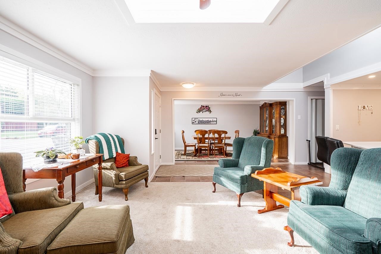 6064 Brooks Crescent, Surrey, BC - Indoor Photo Showing Living Room