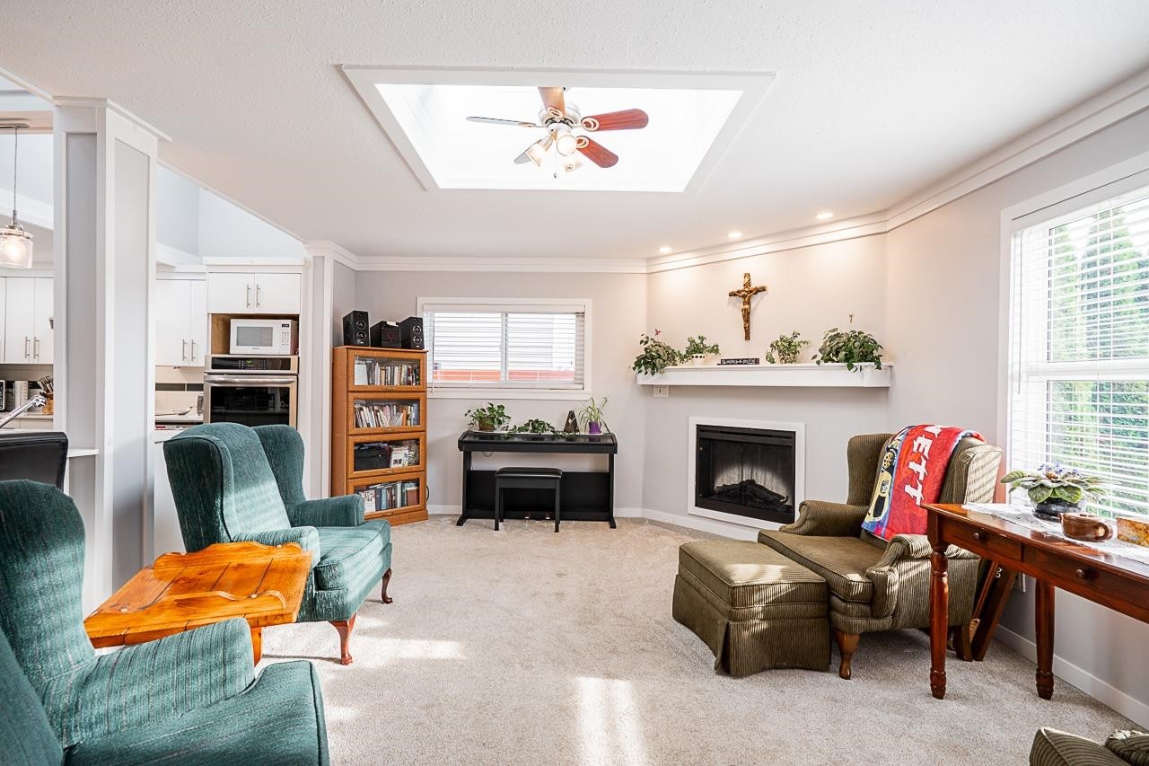 6064 Brooks Crescent, Surrey, BC - Indoor Photo Showing Living Room With Fireplace