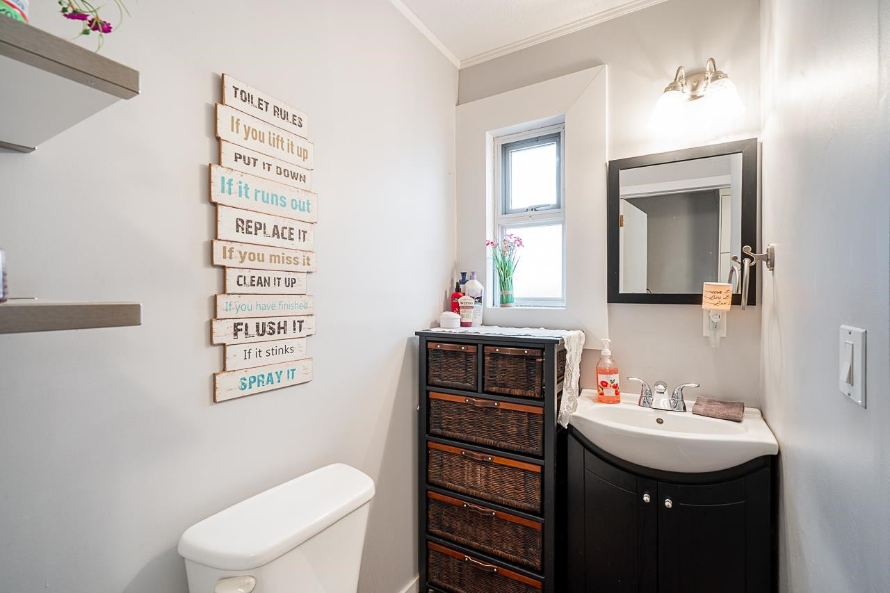 6064 Brooks Crescent, Surrey, BC - Indoor Photo Showing Bathroom