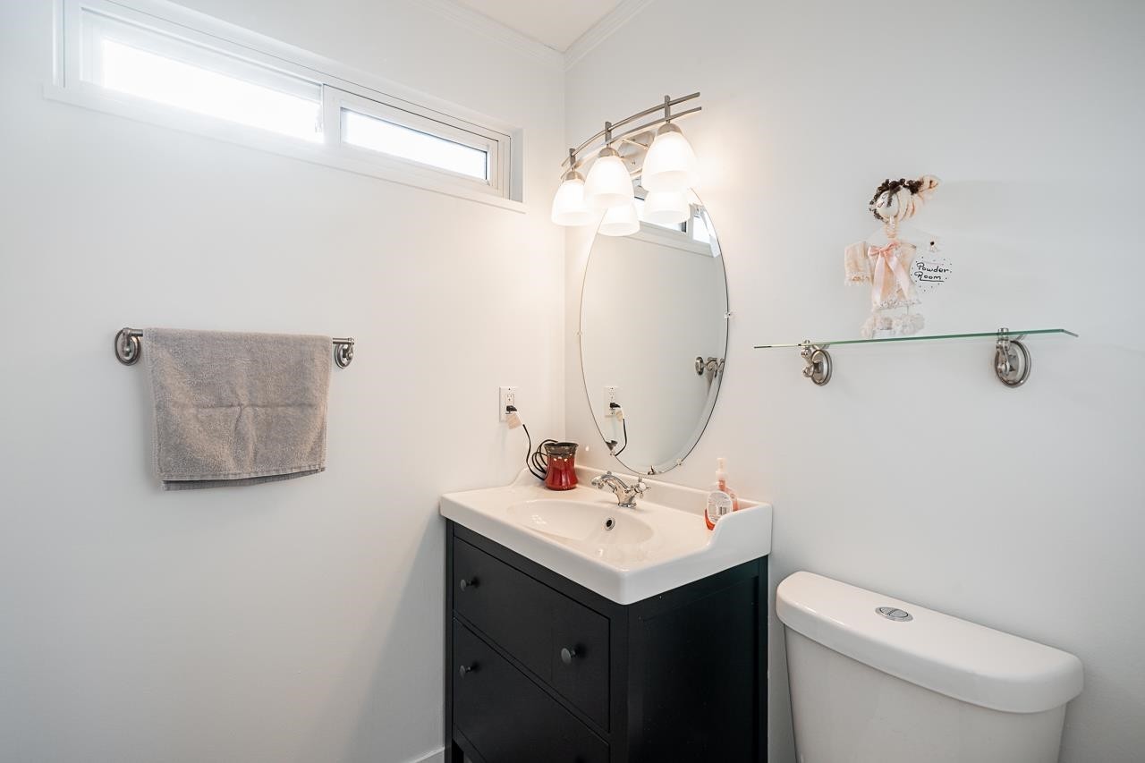 6064 Brooks Crescent, Surrey, BC - Indoor Photo Showing Bathroom