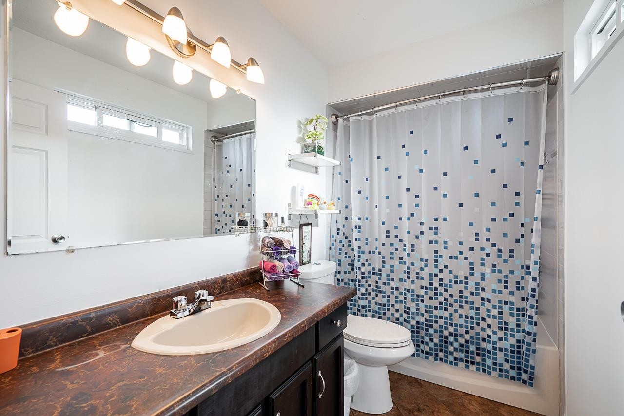 6064 Brooks Crescent, Surrey, BC - Indoor Photo Showing Bathroom