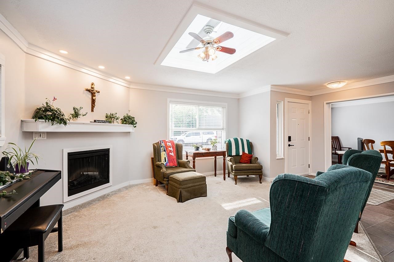 6064 Brooks Crescent, Surrey, BC - Indoor Photo Showing Living Room With Fireplace