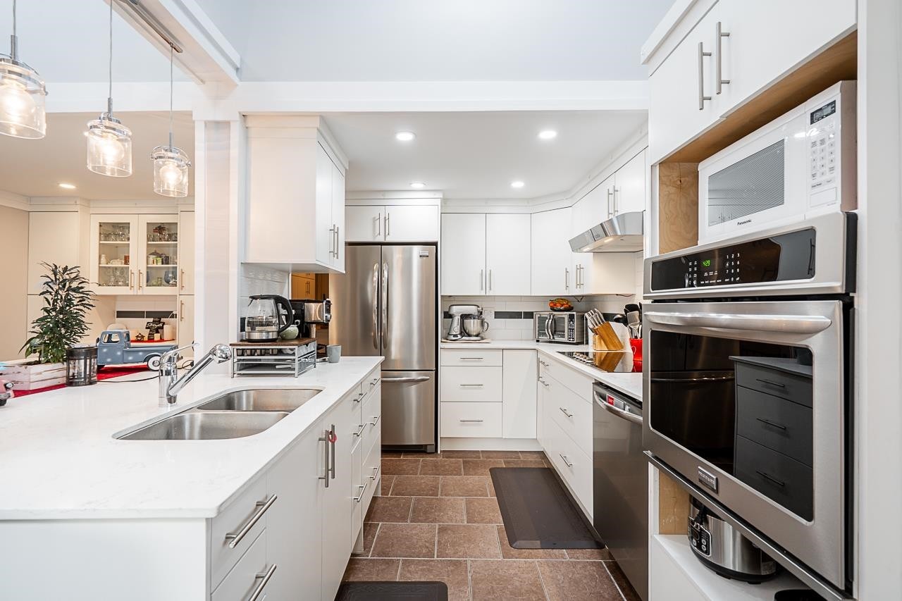 6064 Brooks Crescent, Surrey, BC - Indoor Photo Showing Kitchen With Stainless Steel Kitchen With Double Sink With Upgraded Kitchen