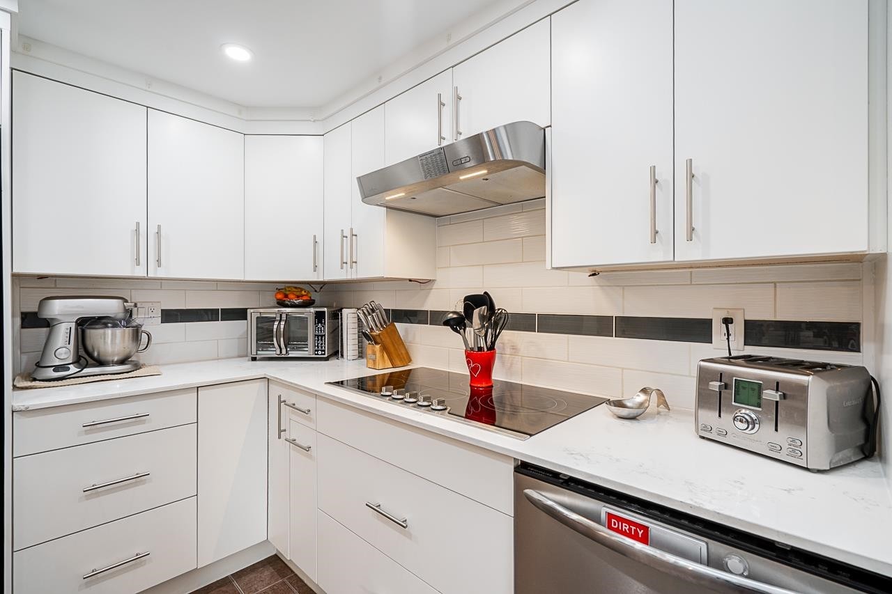 6064 Brooks Crescent, Surrey, BC - Indoor Photo Showing Kitchen