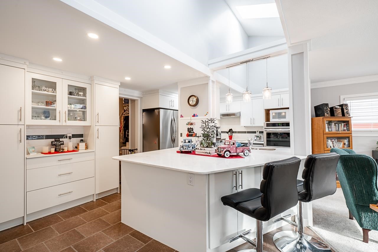 6064 Brooks Crescent, Surrey, BC - Indoor Photo Showing Kitchen