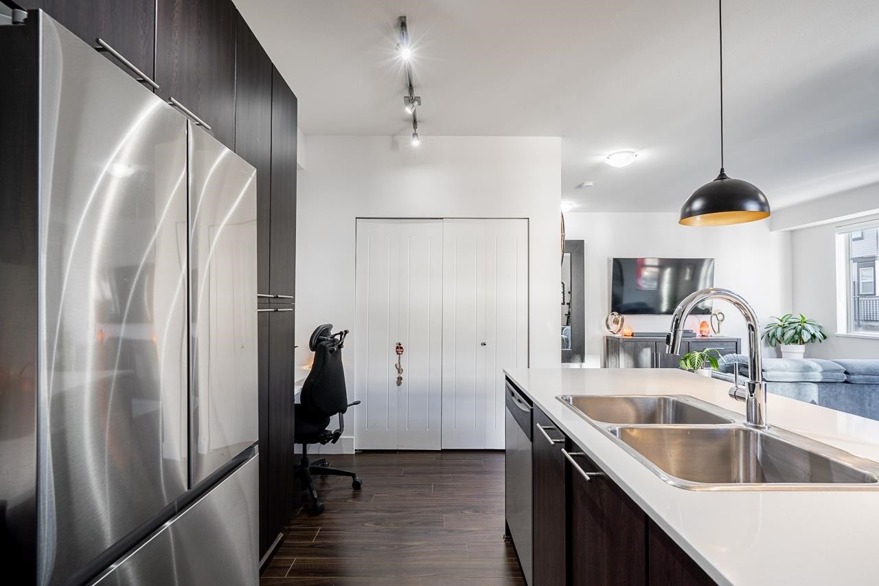 102-19433 68 Avenue, Surrey, BC