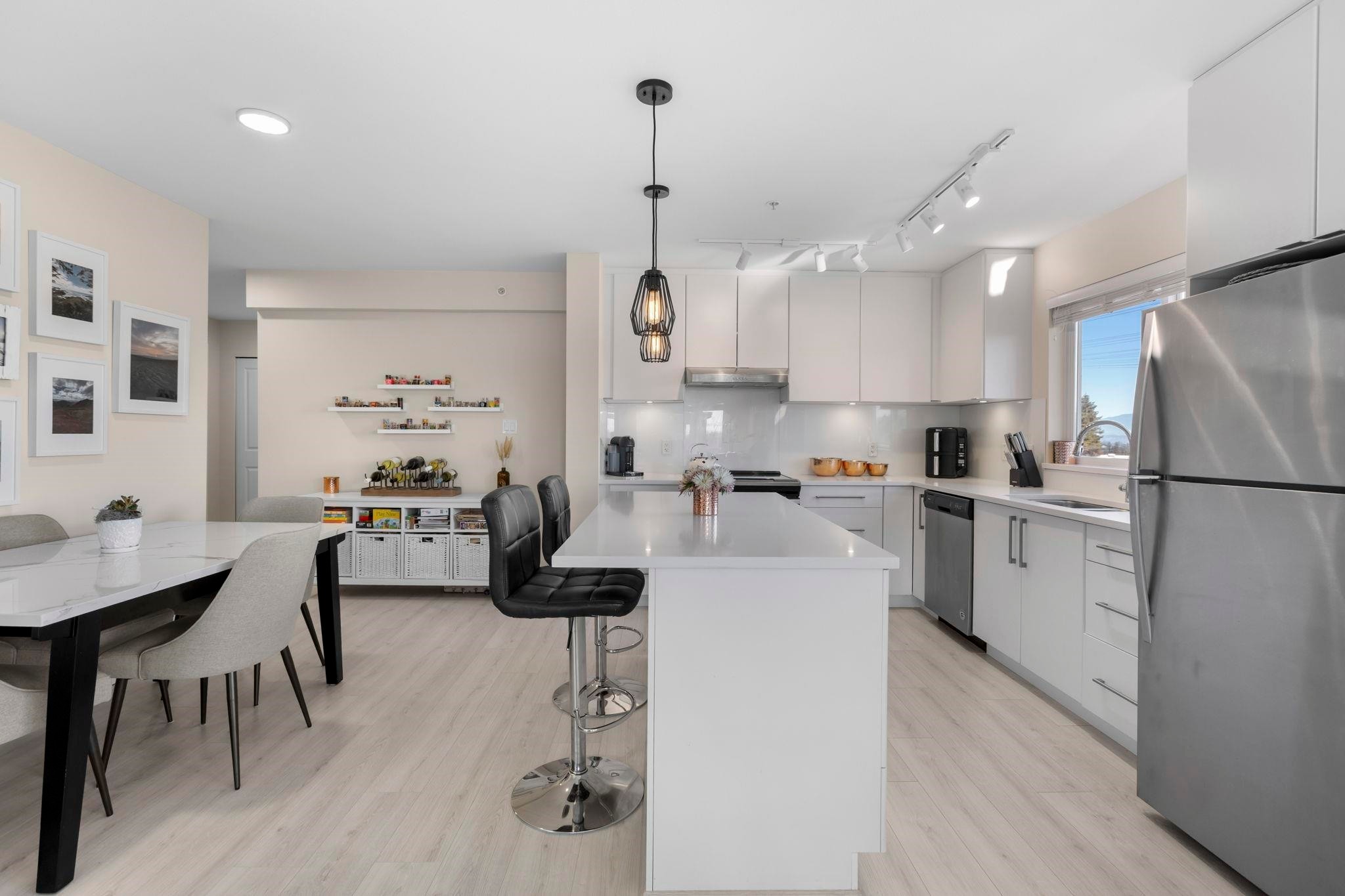 404-15785 Croydon Drive, Surrey, BC