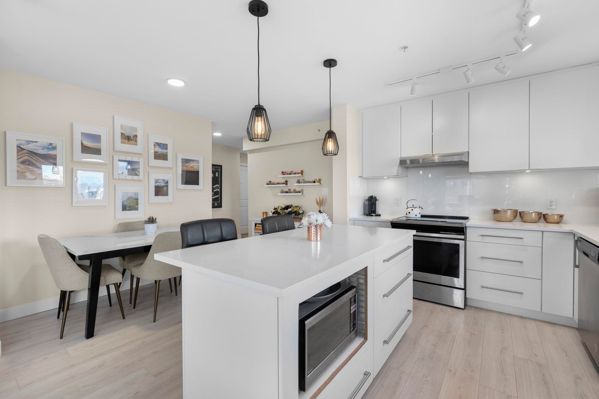 404-15785 Croydon Drive, Surrey, BC