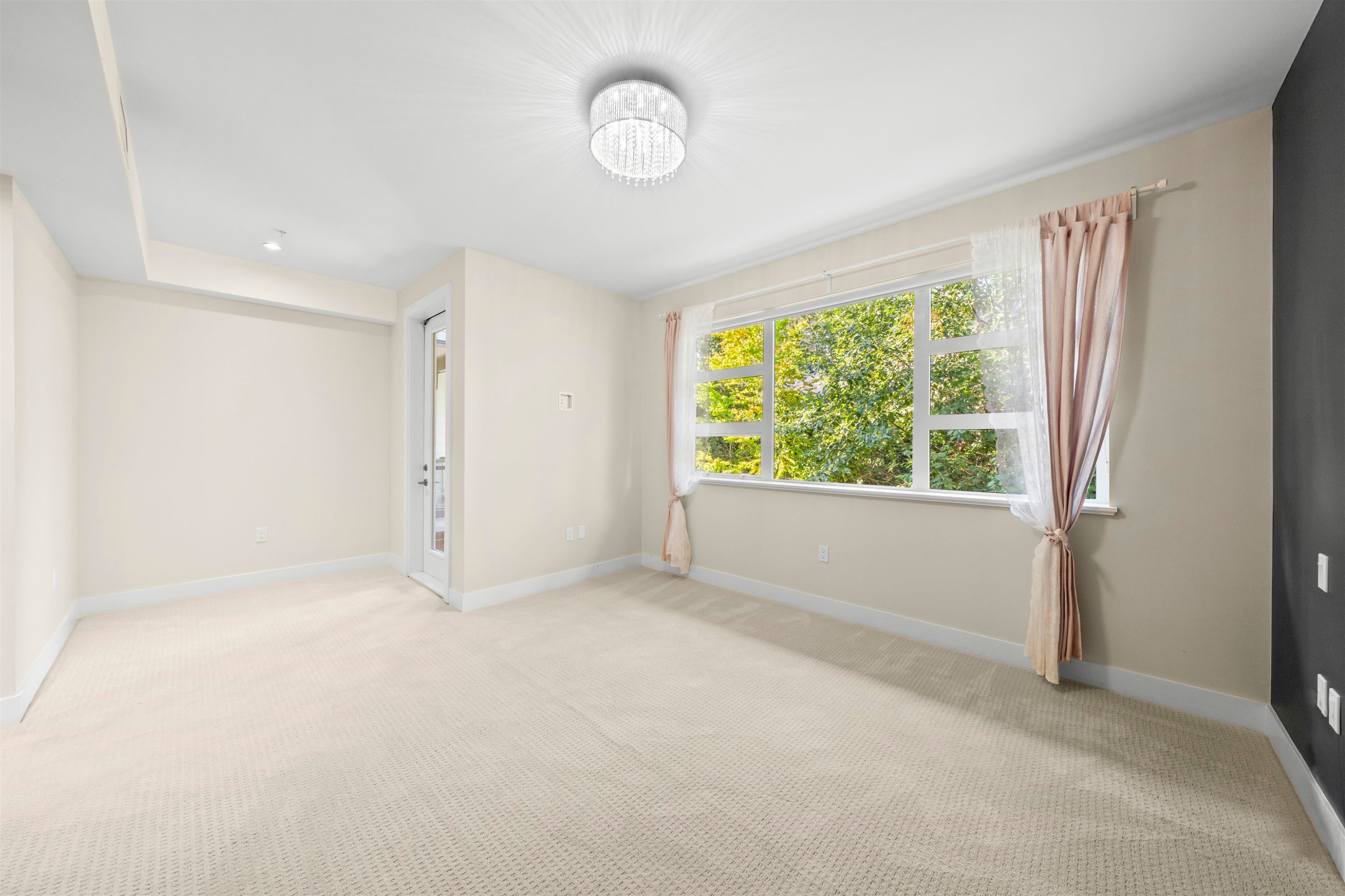 209-13585 16 Avenue, Surrey, BC