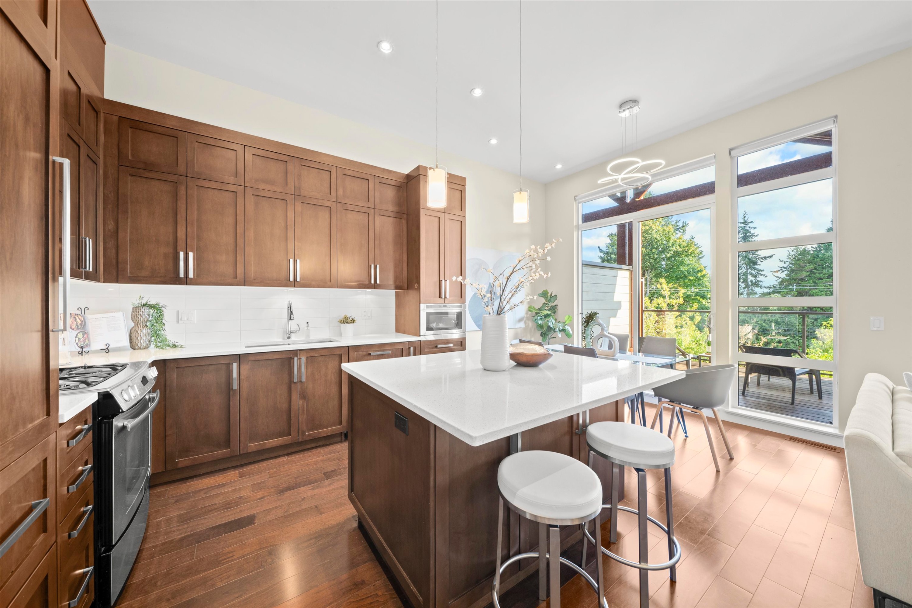 209-13585 16 Avenue, Surrey, BC