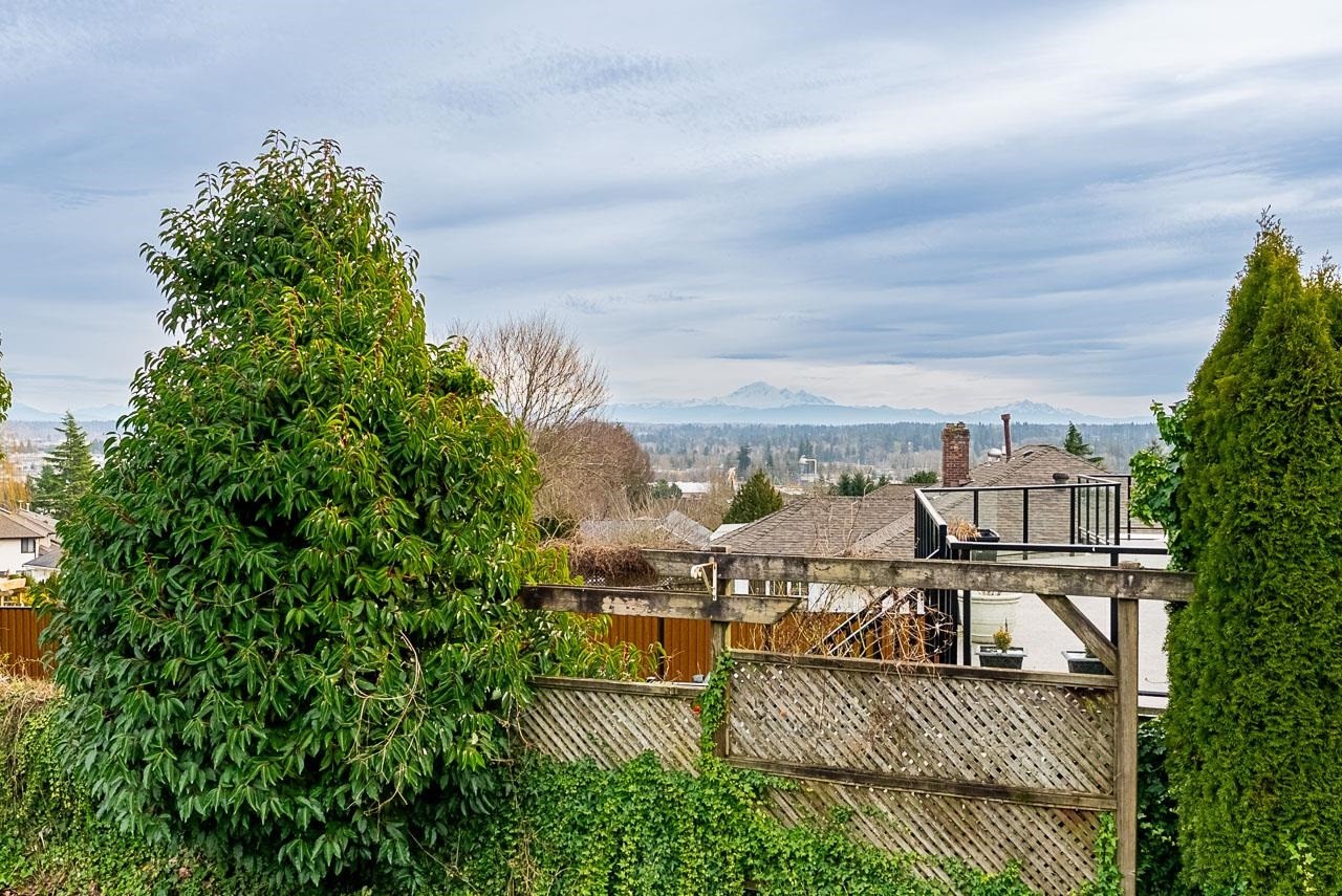 5690 Sunrise Crescent W, Surrey, BC