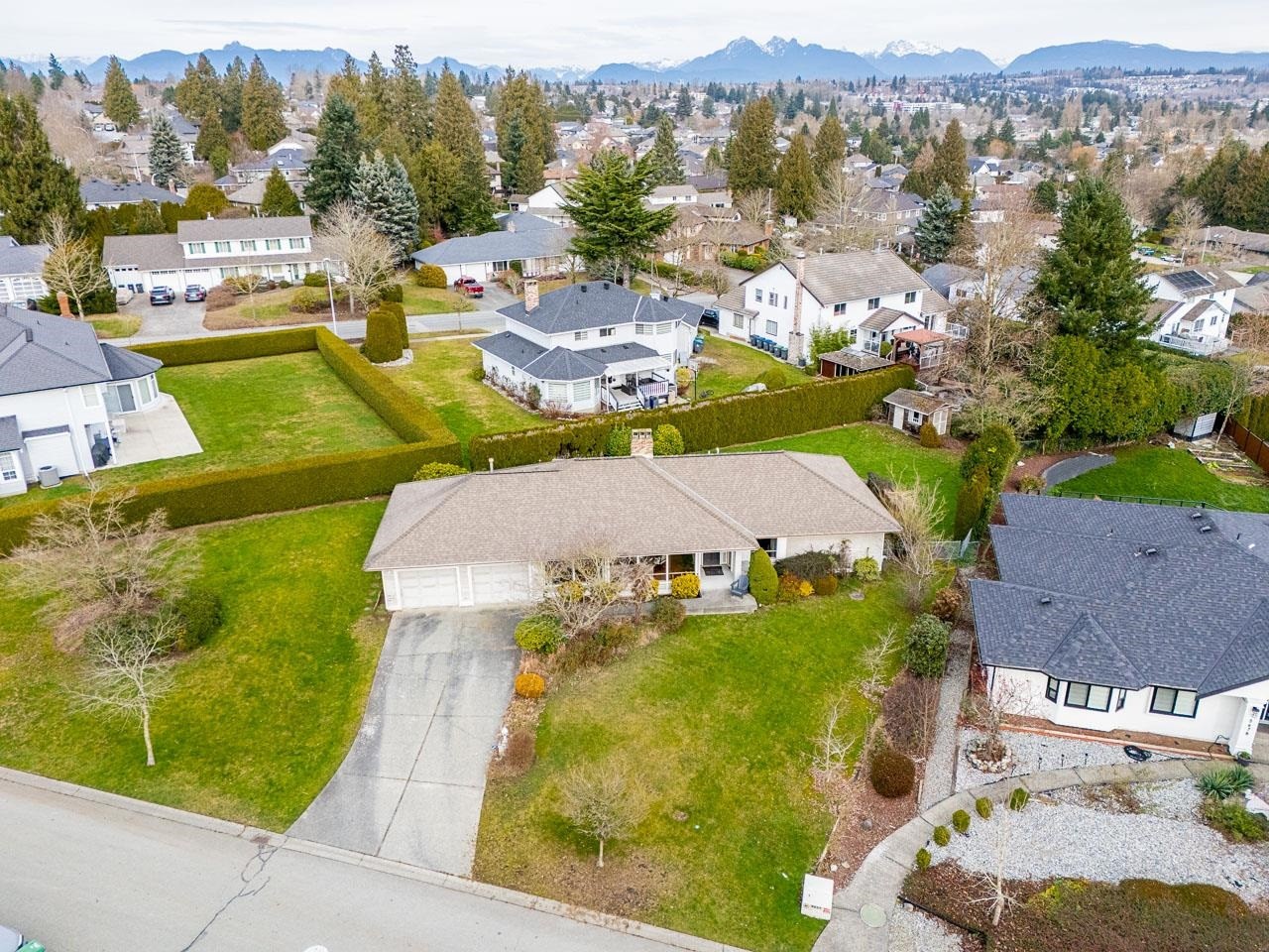 5690 Sunrise Crescent W, Surrey, BC