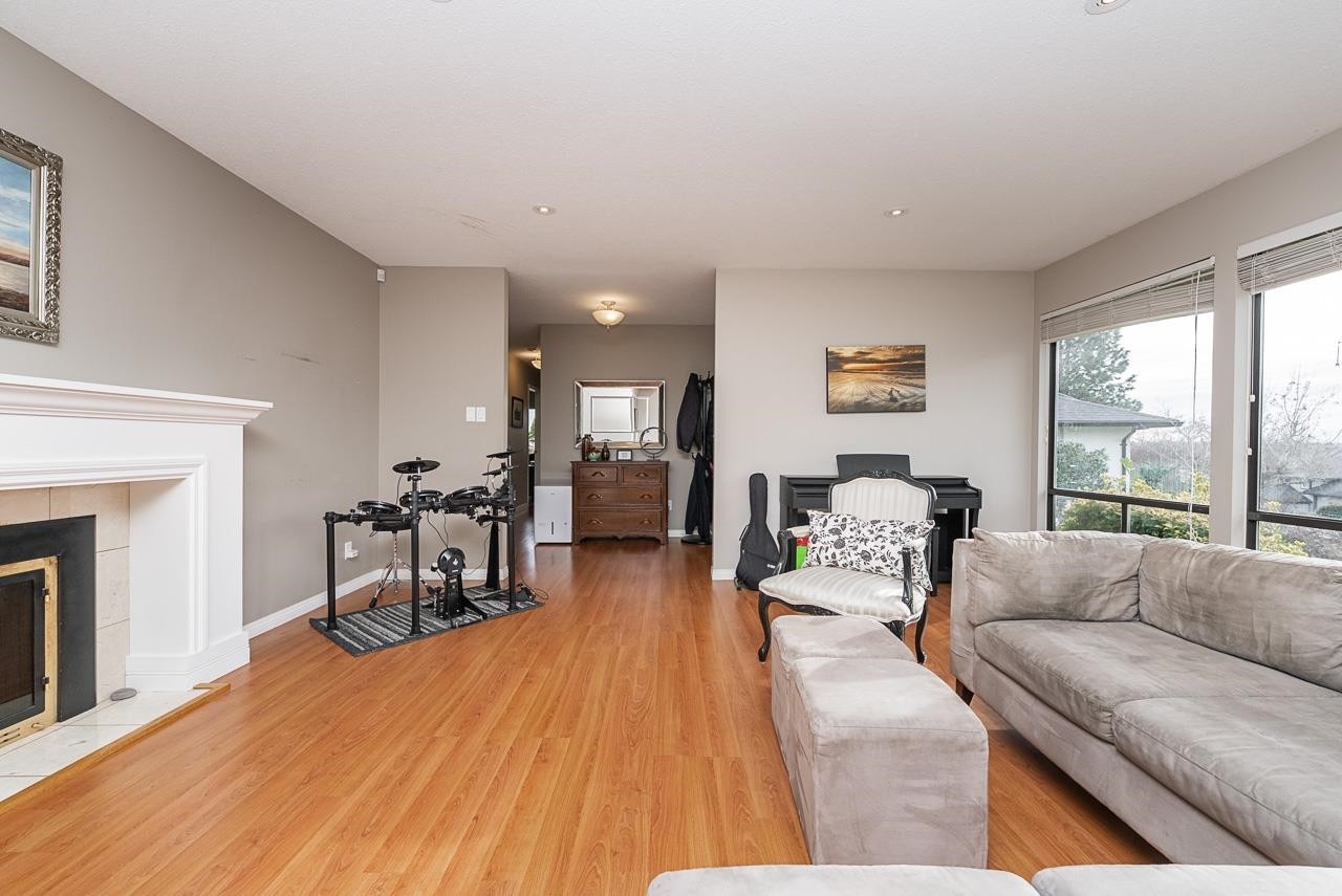 5690 Sunrise Crescent W, Surrey, BC