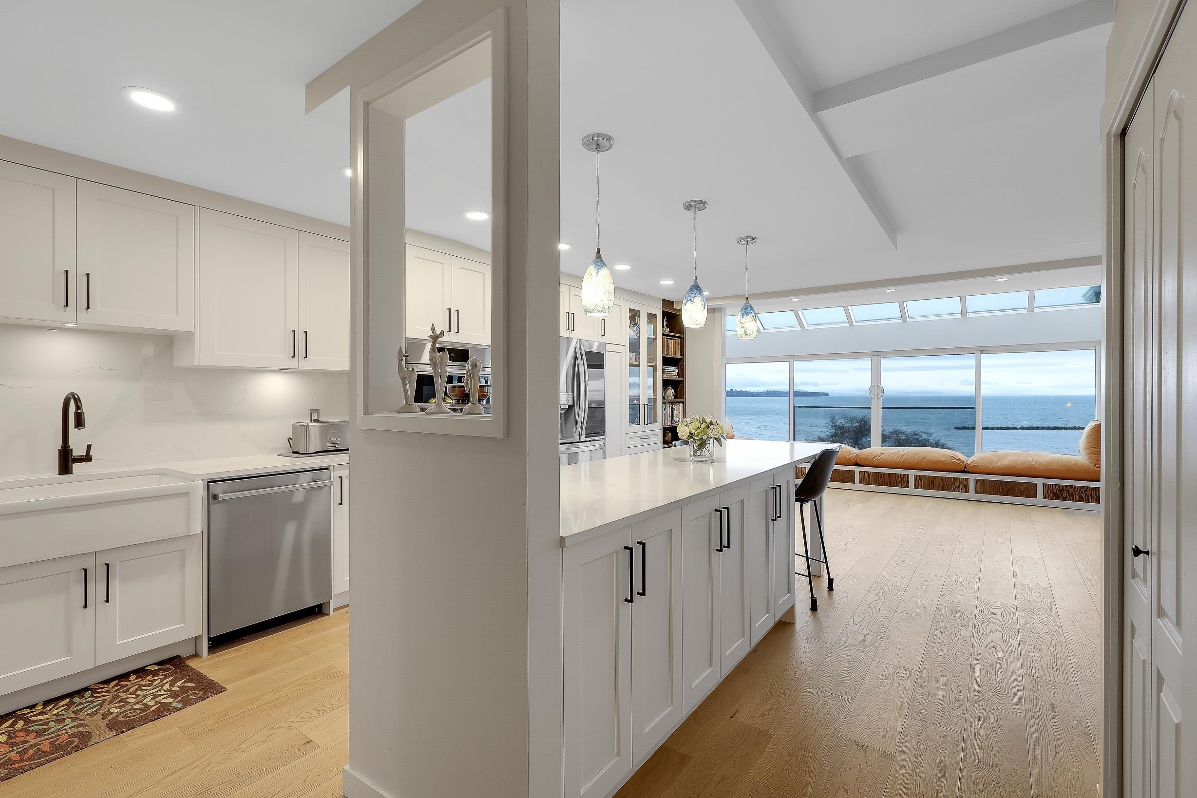 204-15165 Marine Drive, White Rock, BC