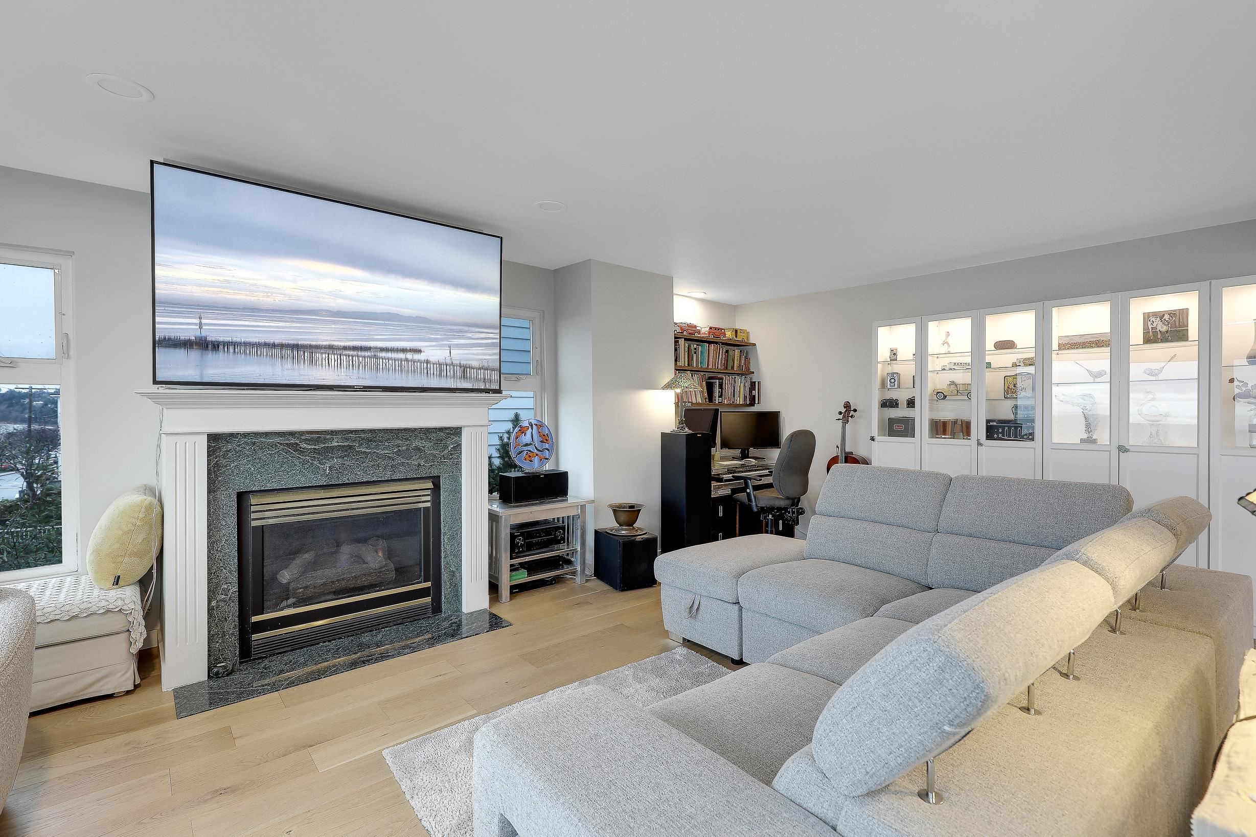 204-15165 Marine Drive, White Rock, BC