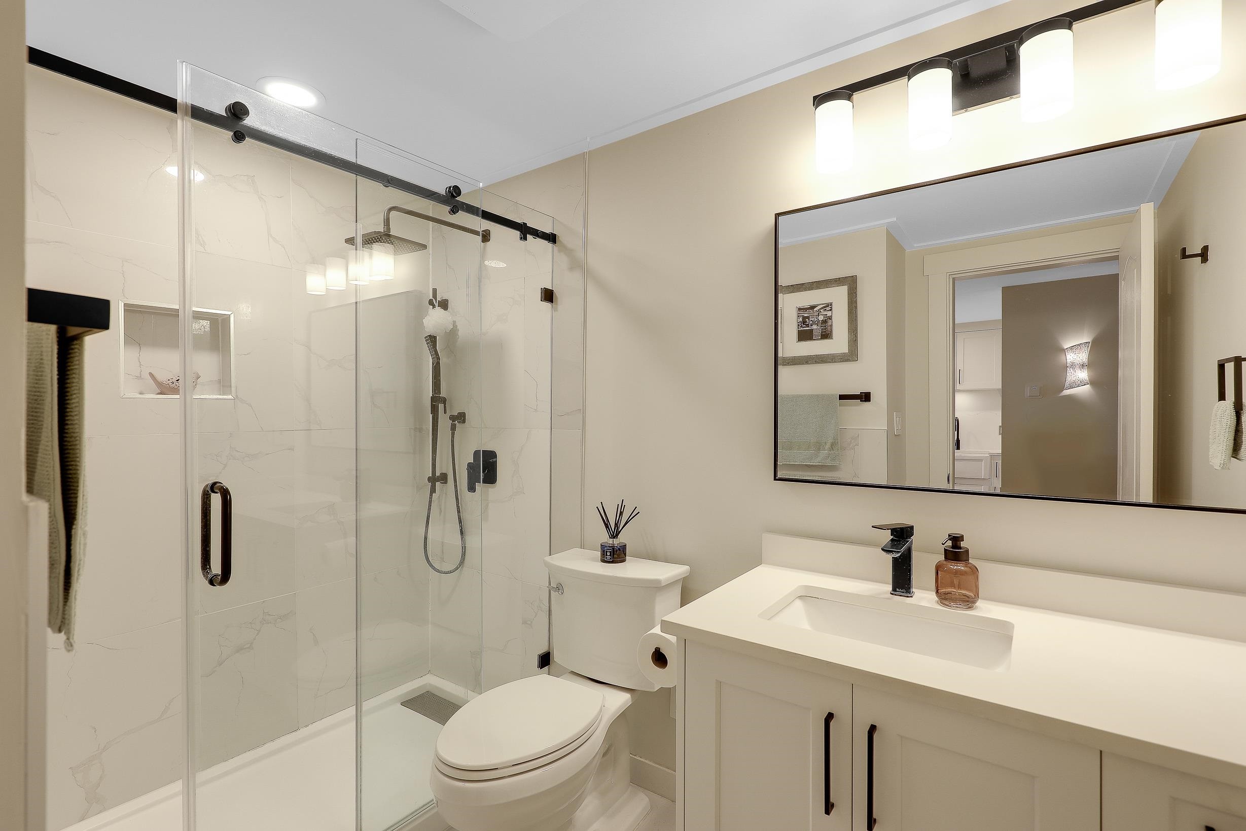 204-15165 Marine Drive, White Rock, BC