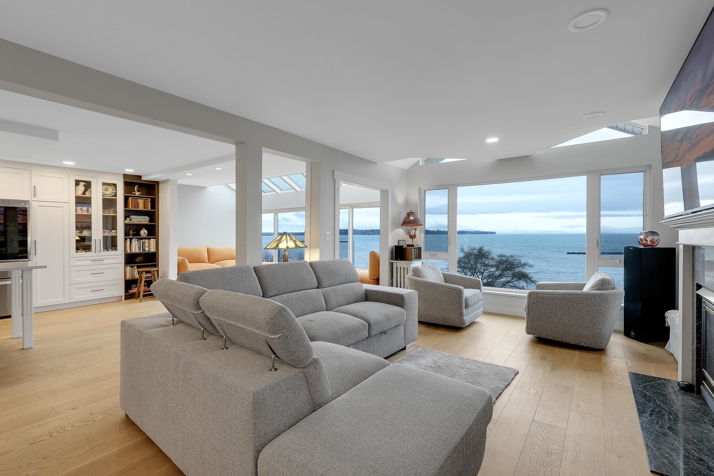 204-15165 Marine Drive, White Rock, BC