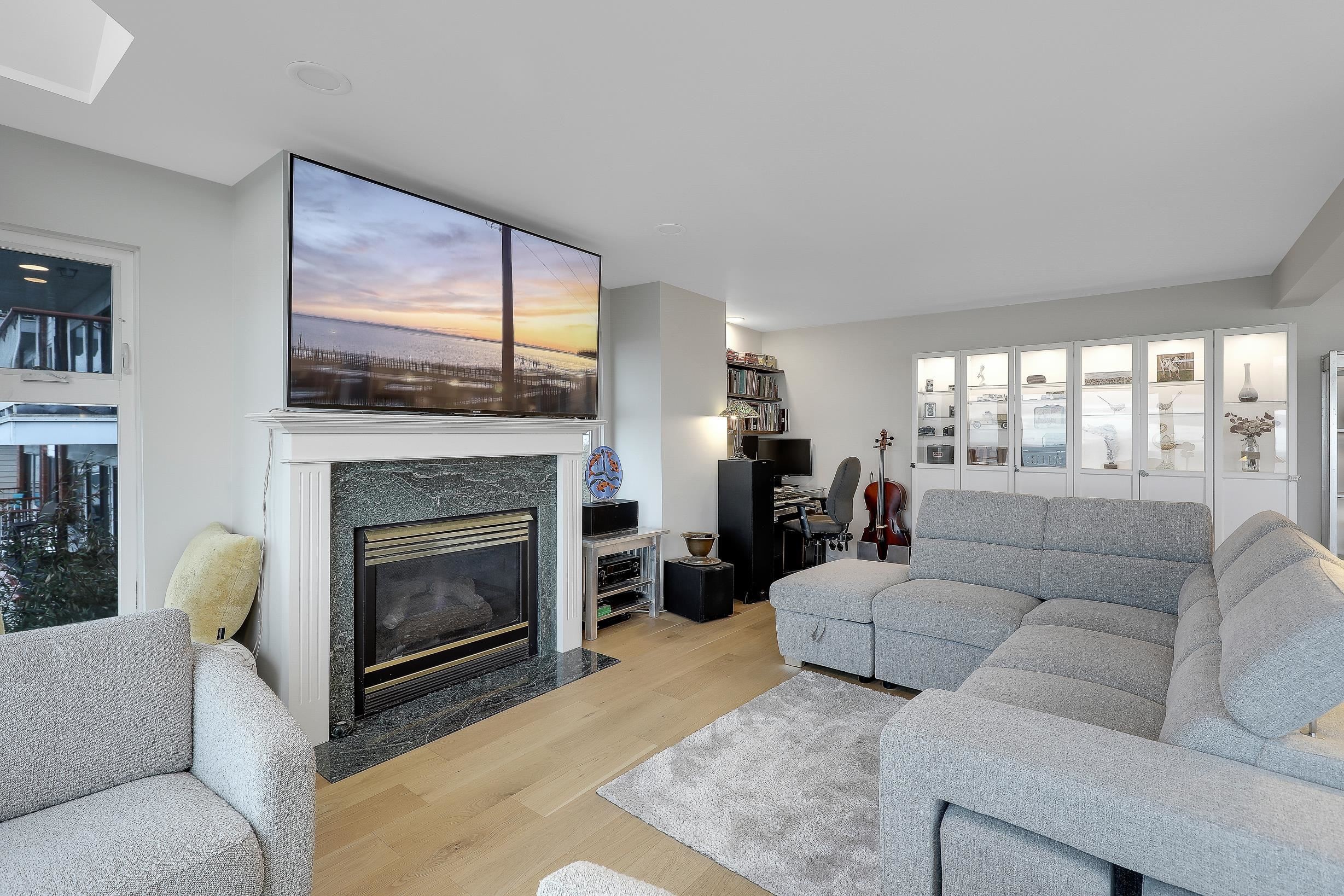 204-15165 Marine Drive, White Rock, BC