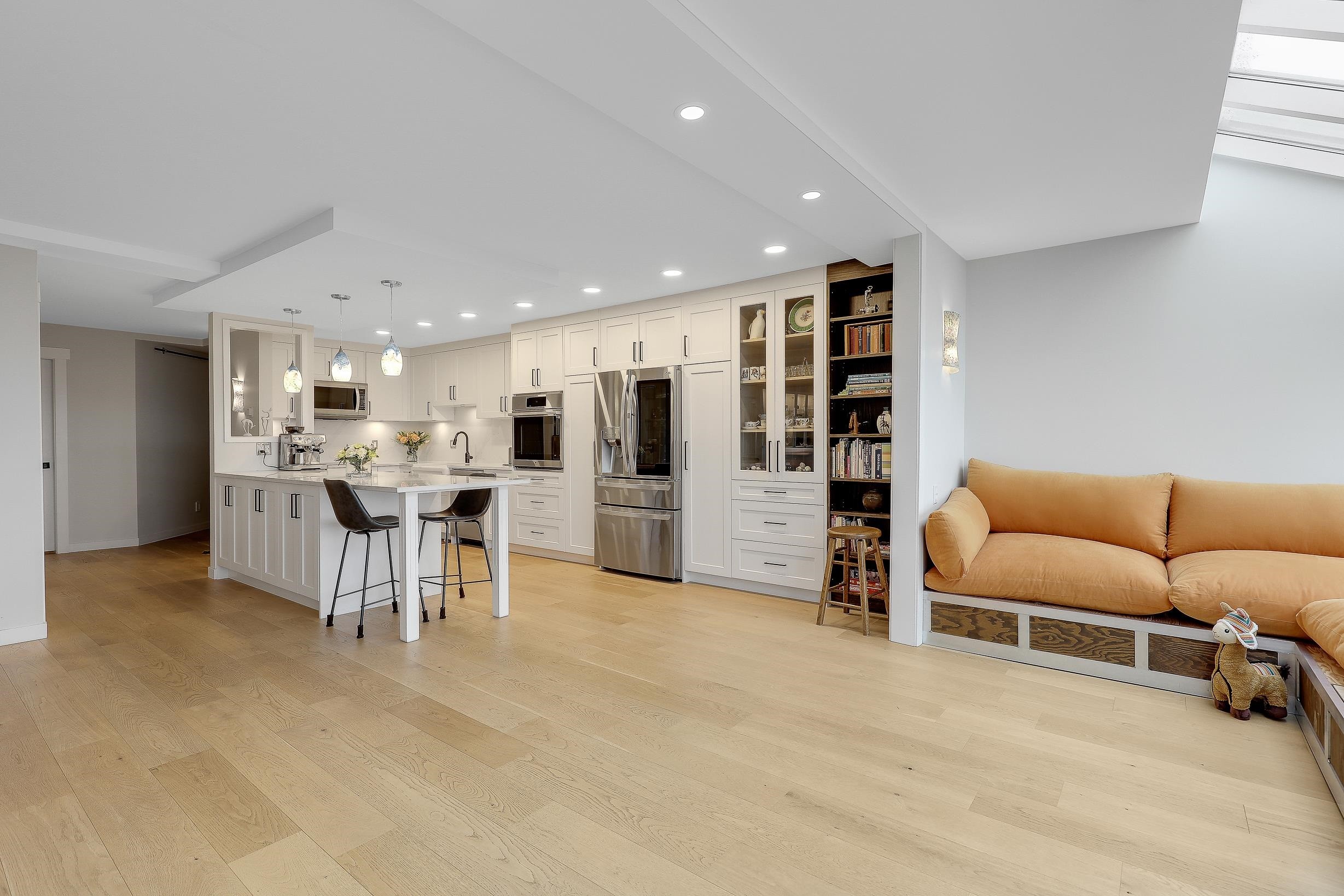 204-15165 Marine Drive, White Rock, BC