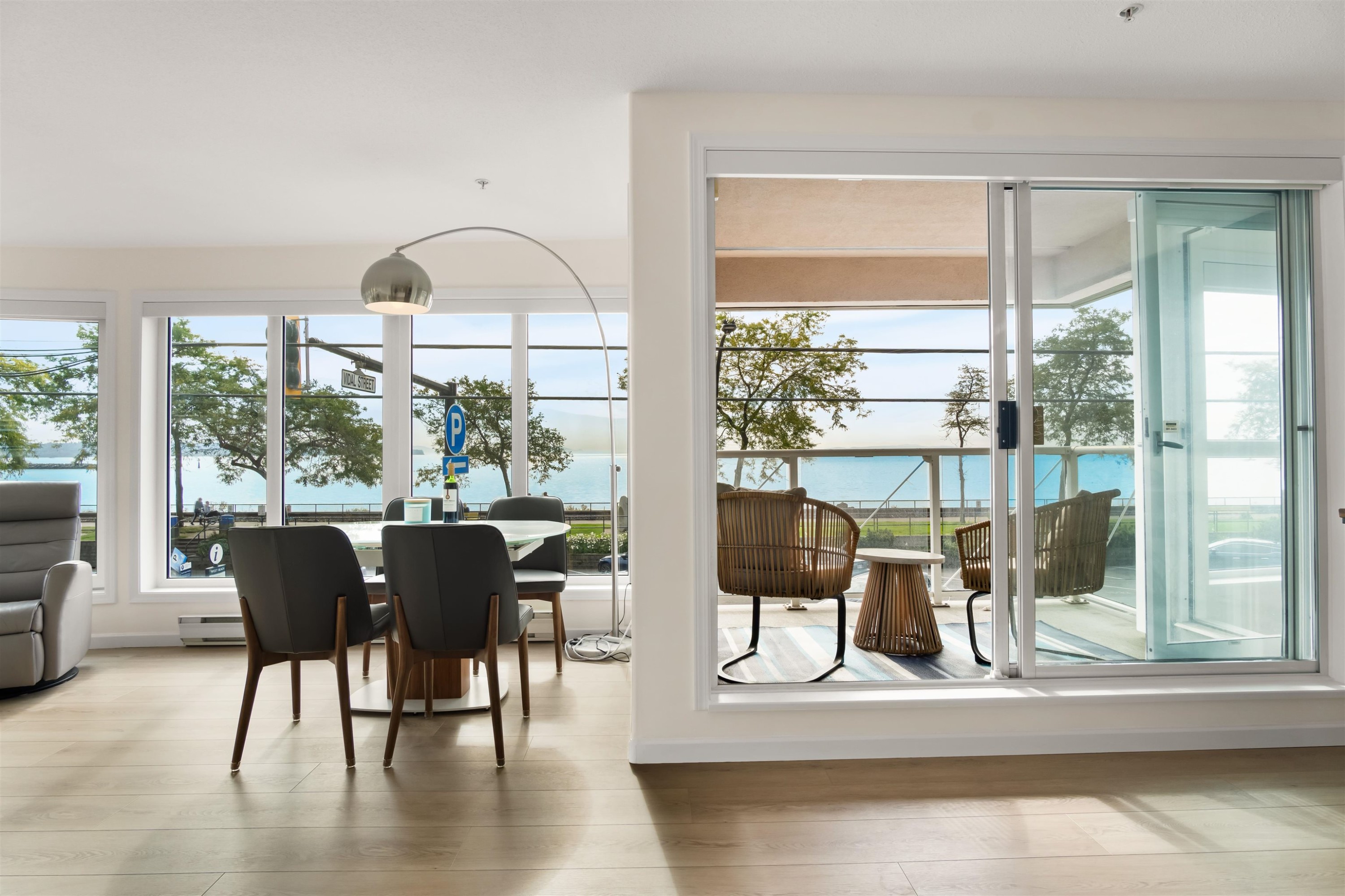 206-1119 Vidal Street, White Rock, BC