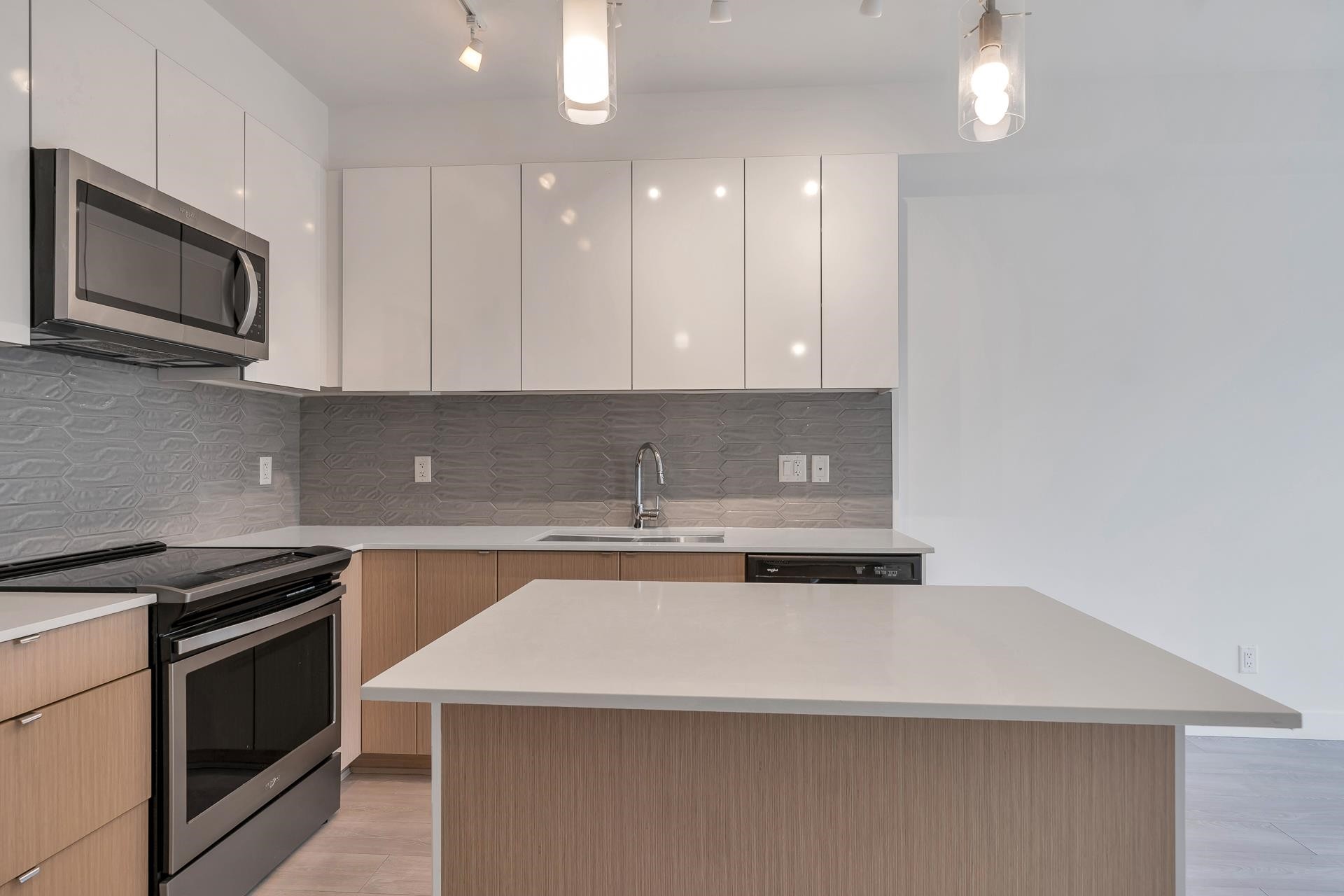 204-19567 64 Avenue, Surrey, BC