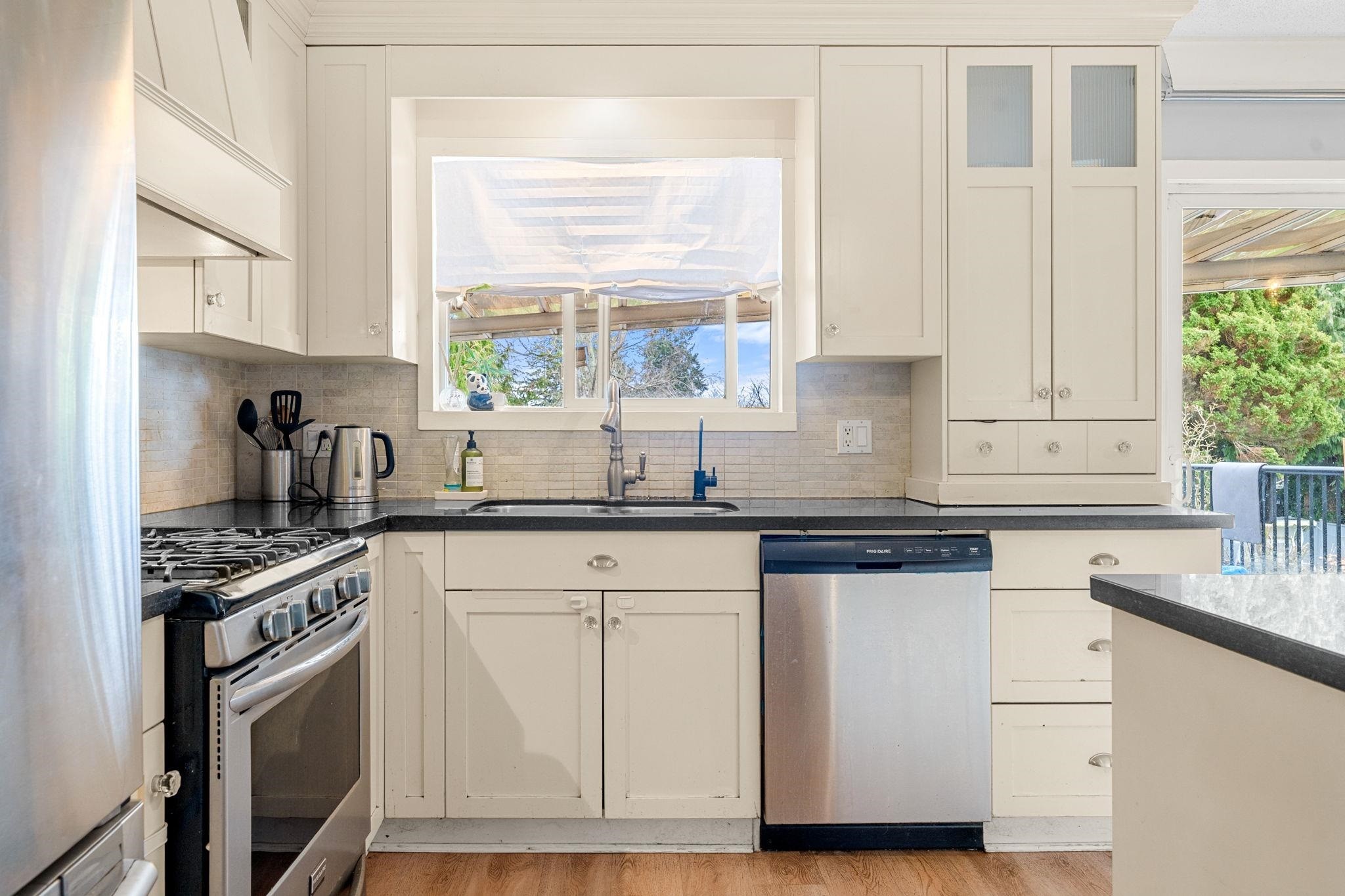 1276 Kent Street, White Rock, BC