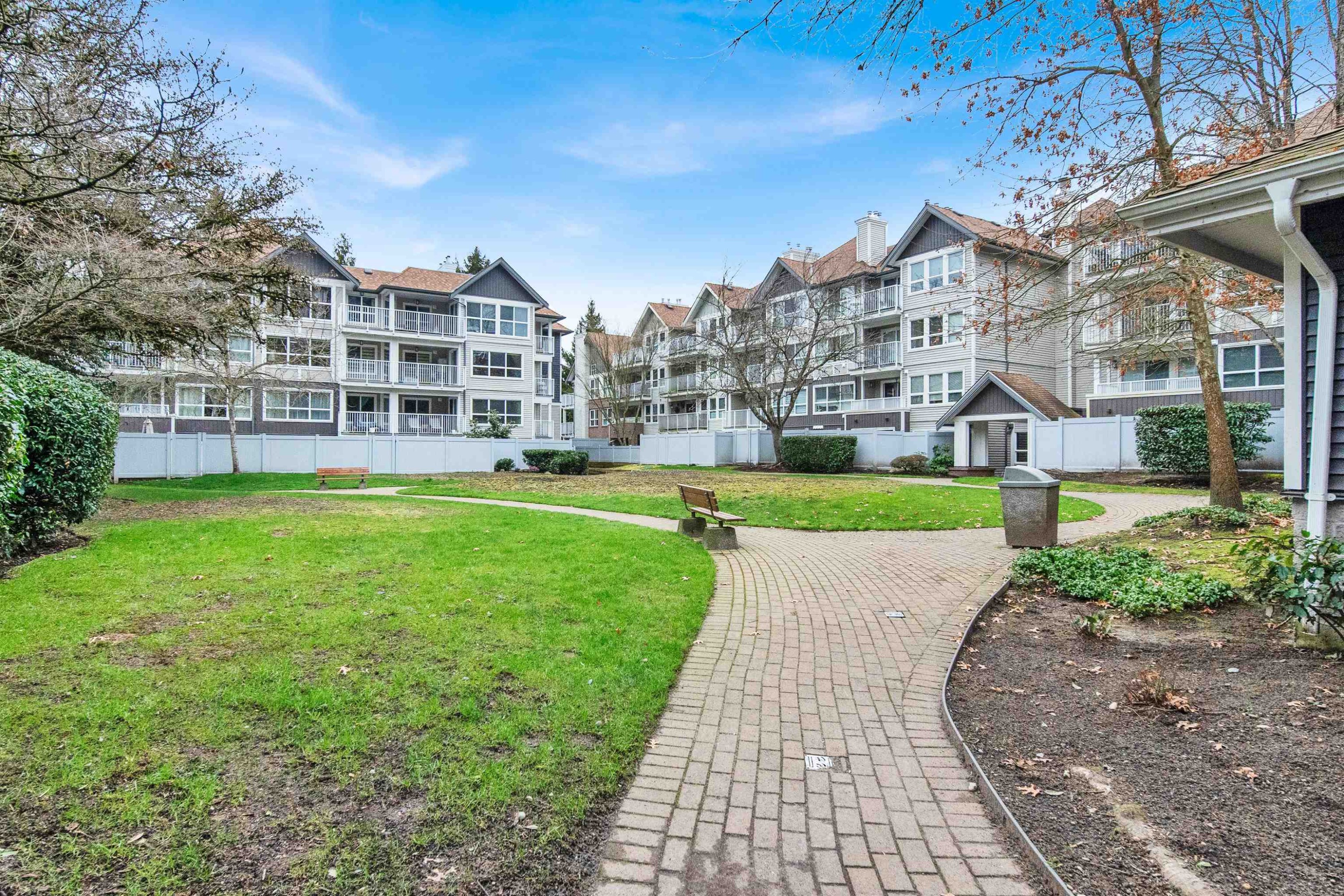 215-9626 148 Street, Surrey, BC