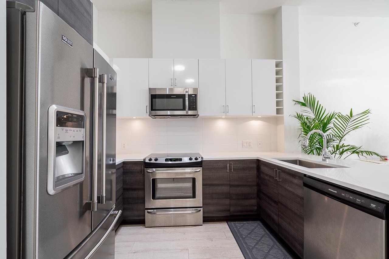 401-13919 Fraser Highway, Surrey, BC