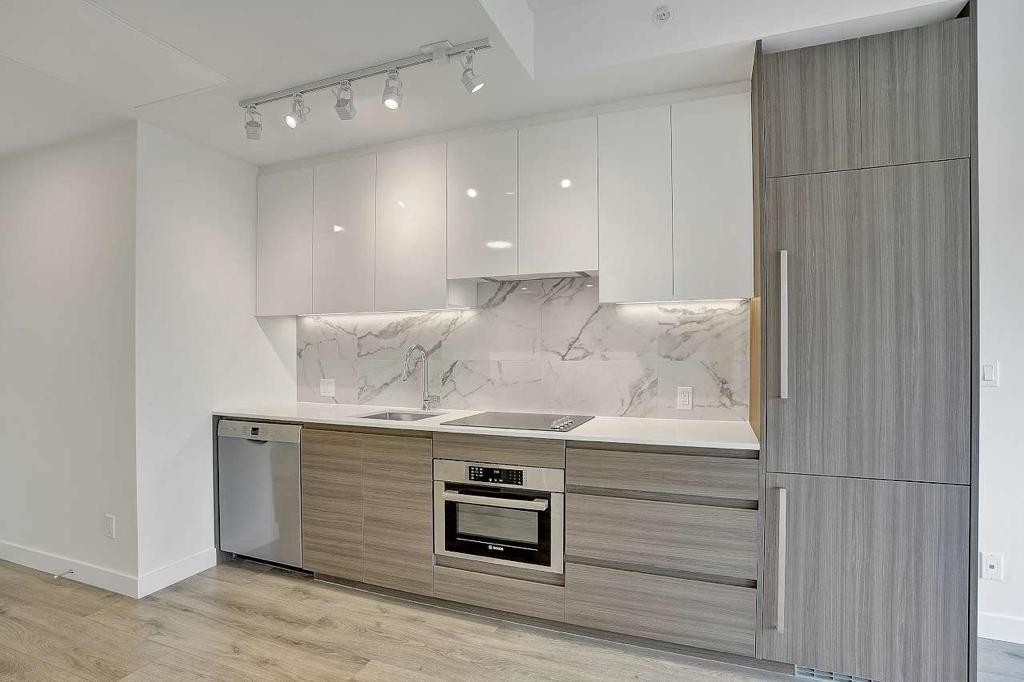 1202-10626 City Parkway, Surrey, BC