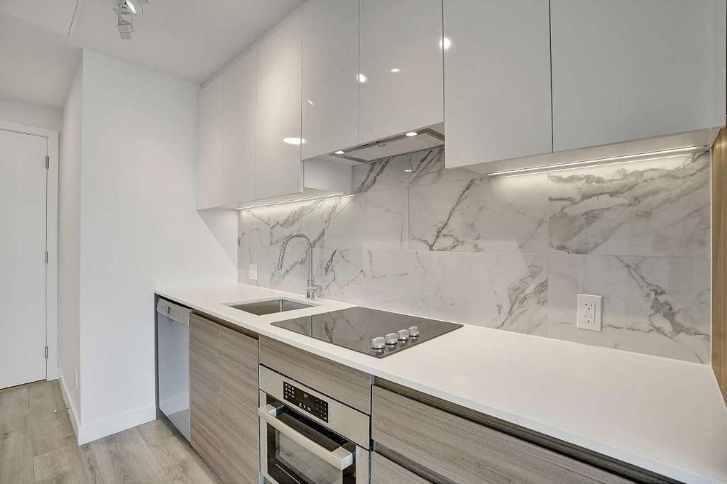 1202-10626 City Parkway, Surrey, BC