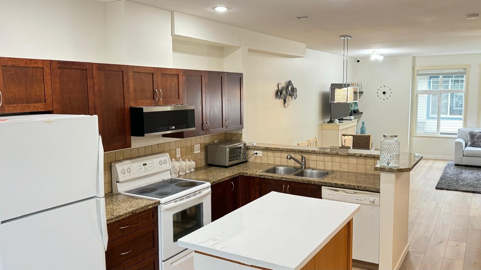 15-16588 Fraser Highway, Surrey, BC