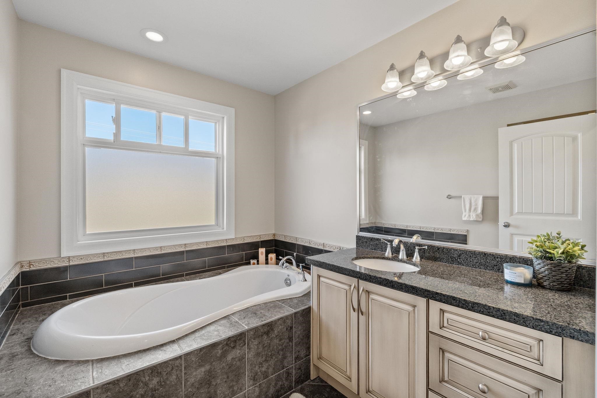 15595 Thrift Avenue, White Rock, BC