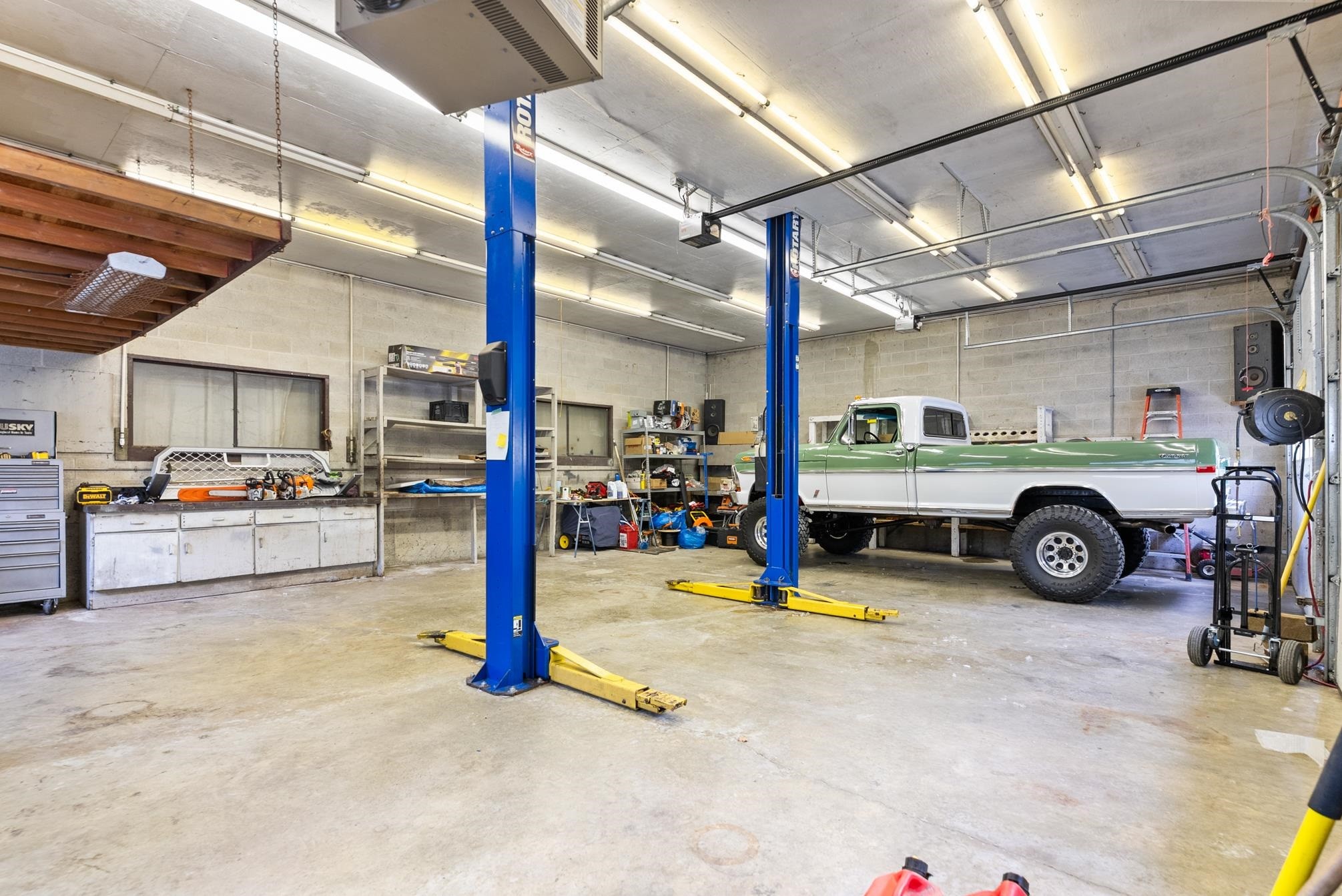 21415 0 Avenue, Langley, BC - Indoor Photo Showing Garage